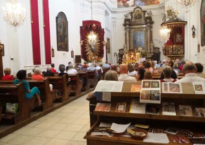 gut besetzte Kirchenbänke während des Konzerts