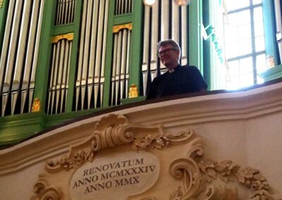 Konstantin Reymaier auf der Empore vor der Sauer-Orgel