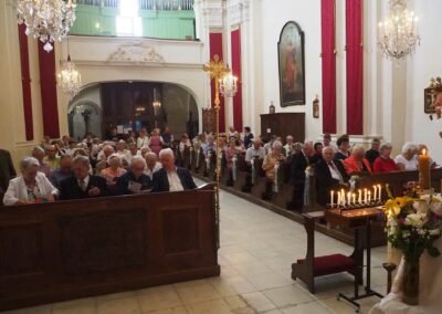 Volle KIrchenbänke