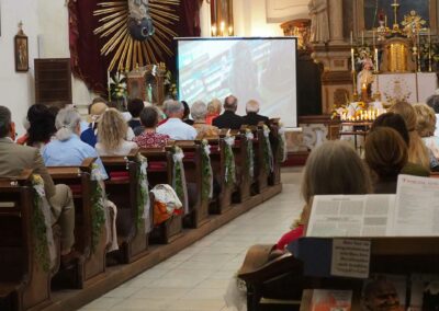 Zuhörer mit Video Wall